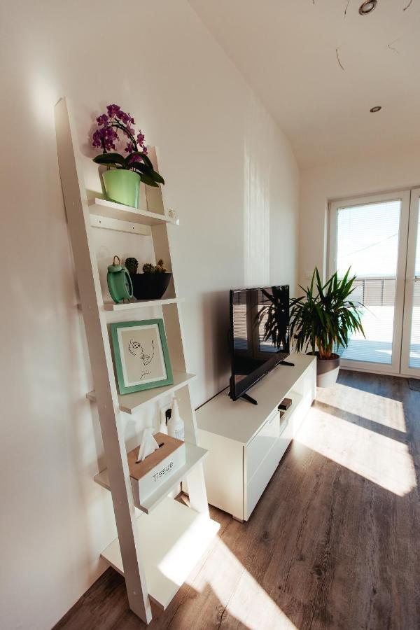 Sunny Oak Estate Apartment Menges Exterior photo